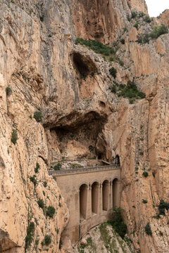 Recorrido del Caminito del Rey entre paredes rocosas y t&uacute;nel