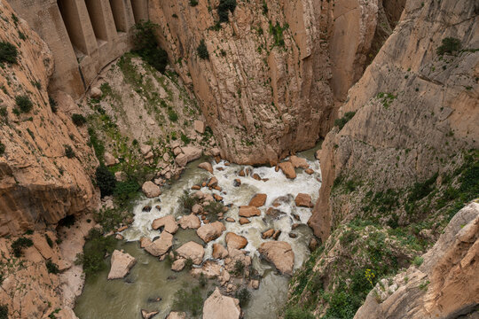 Agua fluyendo entre rocas en el entorno del Caminito del Rey