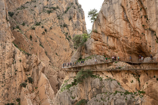 Senderistas recorriendo el Caminito del Rey en pasarela sobre desfiladero