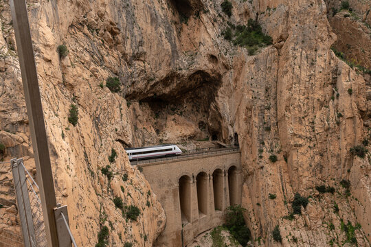 V&iacute;a ferroviaria junto a pasarela en el Caminito del Rey
