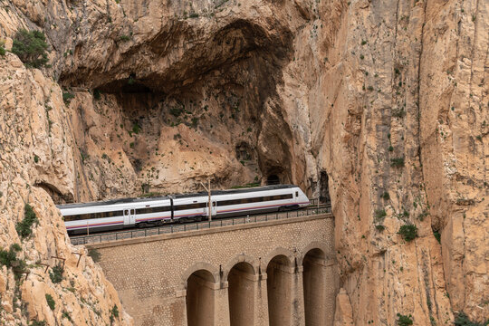 V&iacute;a ferroviaria junto a pasarela en el Caminito del Rey