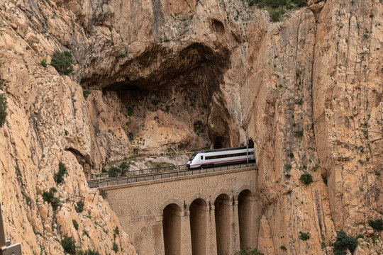 V&iacute;a ferroviaria junto a pasarela en el Caminito del Rey