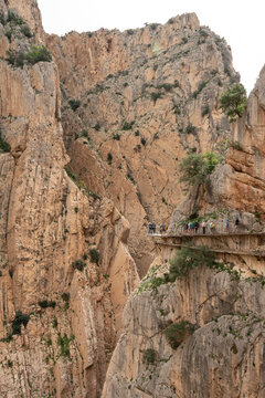 Senderistas recorriendo el Caminito del Rey en pasarela sobre desfiladero