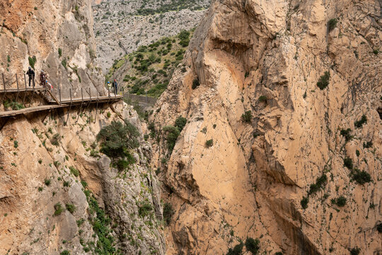 Senderistas recorriendo el Caminito del Rey en pasarela sobre desfiladero