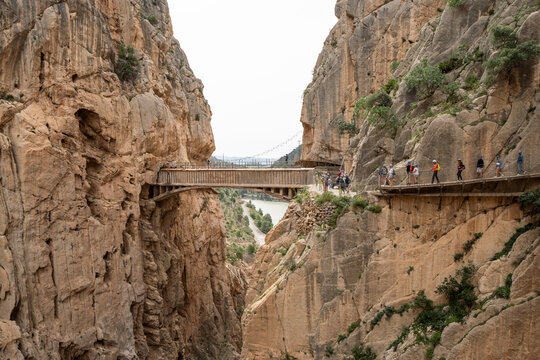 Senderistas cruzando el puente colgante del Caminito del Rey en M&aacute;laga