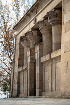 Detalle art&iacute;stico de una antigua columna y arco, hito hist&oacute;rico de Europa que destaca como monumento de la arquitectura.