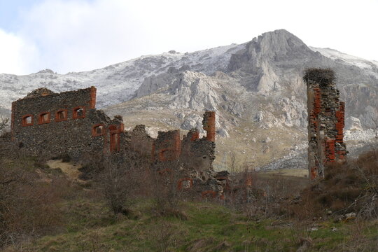 Ruine in frostiger Landschaft am Pajares-Pass