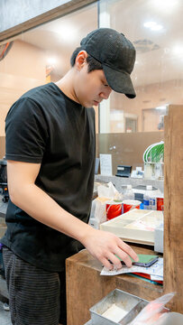 Smartphone usage in a Taiwanese restaurant setting