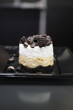 postre cremoso de carb&oacute;n dulce, nata y turr&oacute;n