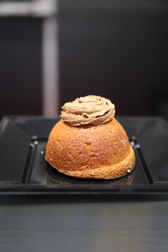 pastel dulce con crema mousse de chocolate