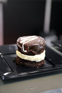 postre pastel de chocolate con nata y galleta