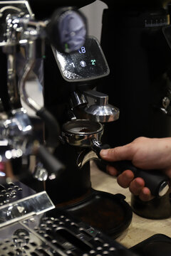 profesional barista elaborando u caf&eacute; en la maquina de expreso