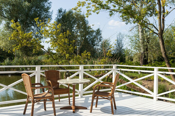 Obraz premium A beautiful park, perfect for romantic walks, surrounded by trees and flowers