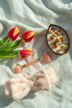 Spa coconut candle with tulips, jade roller and towel