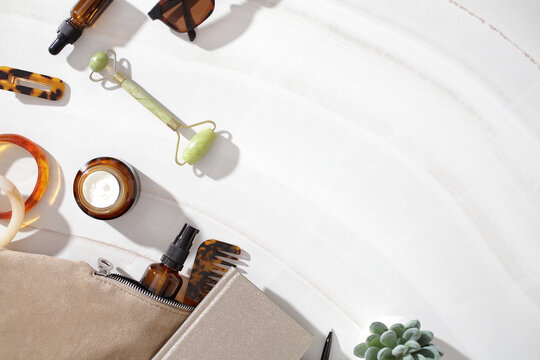 Slow beauty composition with cosmetic pouch and accessories