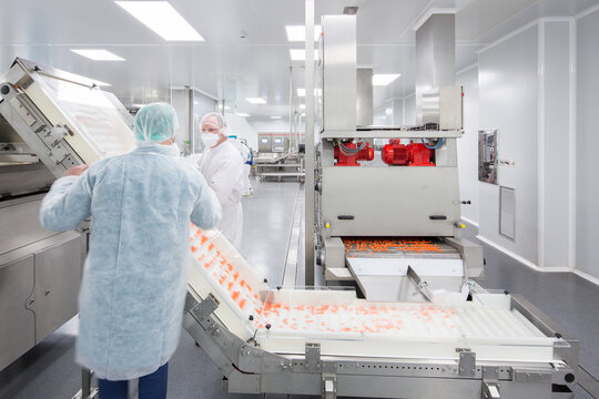 Cleanroom candy factory line with conveyor and technician