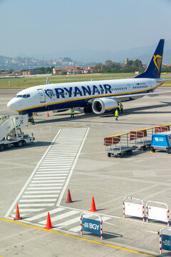 A Ryanair passenger jet parked on the Milan Bergamo (BGY) tarmac as ground crew conduct preflight tasks, Orio al Serio Airport, Bergamo, Italy, April 8, 2026: