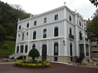 Casas de la Cava Bilbao — White Historicist Villa Full Facade with Ornate Cornice, Round Garden and Topiary, Bilbao, Basque Country, Spain © PicToMeOne