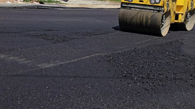 Construction works - Asphalting, rolling, vibrations - (4K)