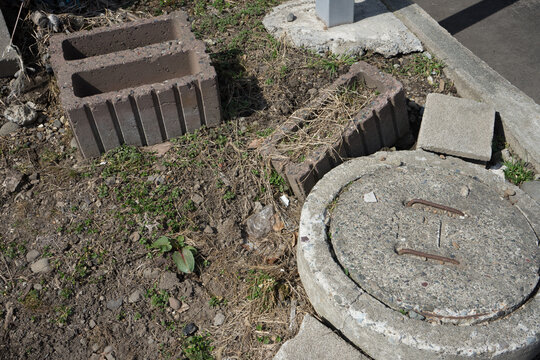 裏庭の下水道の蓋とブロック