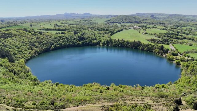 Vid&eacute;o a&eacute;rienne du Gour de Tazenat, lac volcanique en Auvergne
