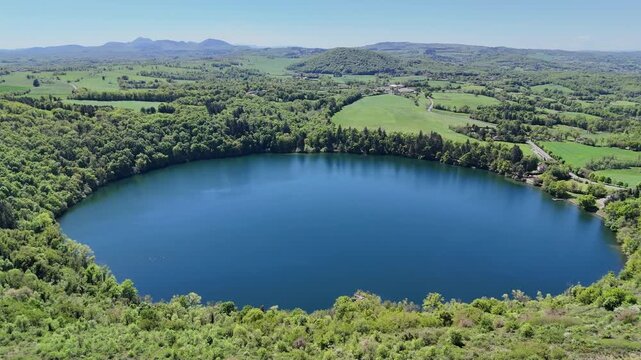 Vid&eacute;o a&eacute;rienne du Gour de Tazenat, lac volcanique en Auvergne