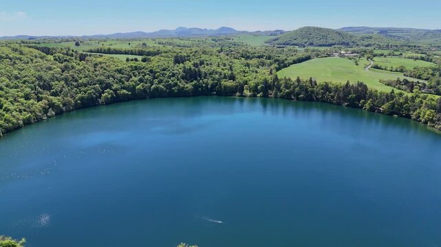 Vid&eacute;o a&eacute;rienne du Gour de Tazenat, lac volcanique en Auvergne
