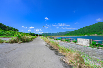 Fototapeta premium 開放感あふれる石垣島 名蔵ダム湖畔の爽やかな風景