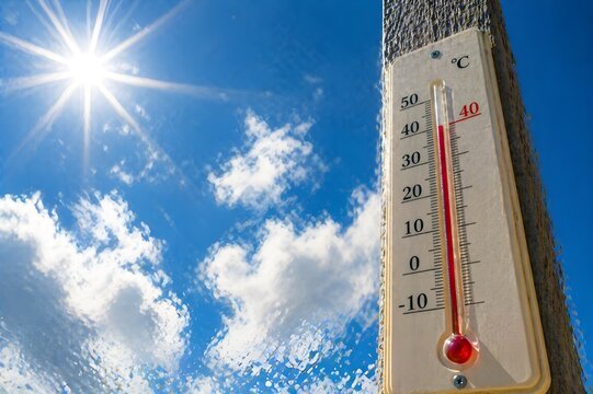 海を背景に40℃を示す温度計で猛暑と熱中症リスクを警告する高温イメージ（AI生成）