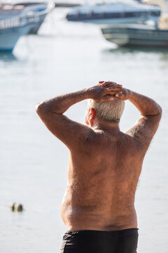 B&uacute;zios, Brasil - Hombre mayor pasando el d&iacute;a en la playa.