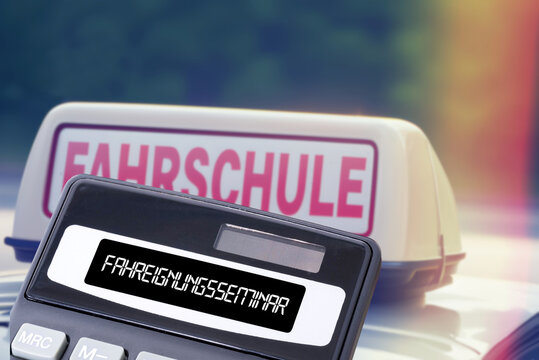 Fahrschule und Taschenrechner als Symbol f&uuml;r die Kosten bei Abbau von Punkten in Flensburg