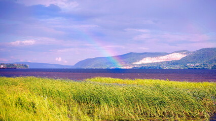 Obraz premium A rainbow over the Zhiguli Mountains on the Volga River on a summer evening