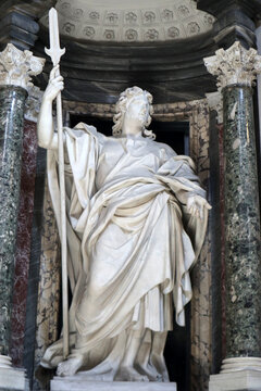 Statua in marmo di San Giuda Taddeo Apostolo con la lancia inserita in una nicchia monumentale affiancata da colonne di marmo verde nella Basilica di San Giovanni in Laterano a Roma, Italia.