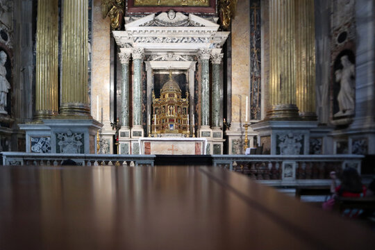 Altare del Santissimo Sacramento nella Basilica di San Giovanni in Laterano a Roma, splendido esempio di architettura barocca con tabernacolo dorato, rilievo dell'Ultima Cena e monumentali colonne in 