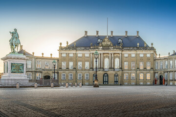 Obraz premium Amalienborg Palace (Amalienborg Slot) and King Frederick V Statue, Copenhagen, Denmark