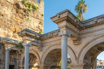 Fototapeta premium Hadrian Gate in Antalya Old Town Kaleici with palm tree under blue sky