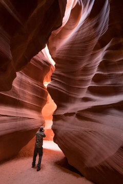 Photographer captures the beauty of a slot canyon in the desert