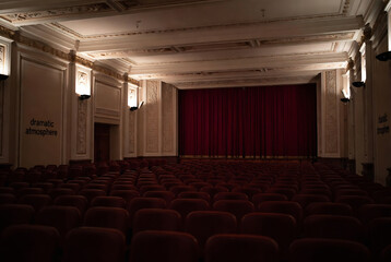 Naklejka premium An empty theater with rows of seats, creating a dramatic atmosphere.