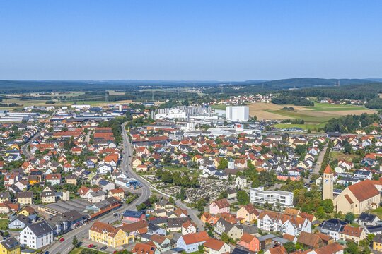 Die Marktgemeinde Schwarzenfeld im Tal der Naab im Kreis Schwandorf aus der Vogelperspektive