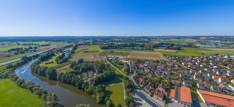 Die Marktgemeinde Schwarzenfeld im Tal der Naab im Kreis Schwandorf aus der Vogelperspektive