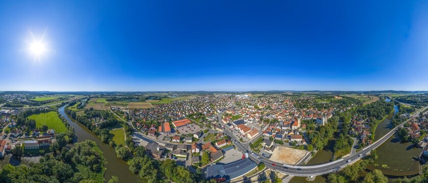Die Marktgemeinde Schwarzenfeld im Tal der Naab im Kreis Schwandorf aus der Vogelperspektive