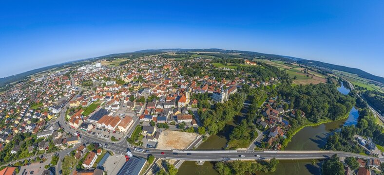Die Marktgemeinde Schwarzenfeld im Tal der Naab im Kreis Schwandorf aus der Vogelperspektive