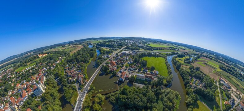 Die Marktgemeinde Schwarzenfeld im Tal der Naab im Kreis Schwandorf aus der Vogelperspektive