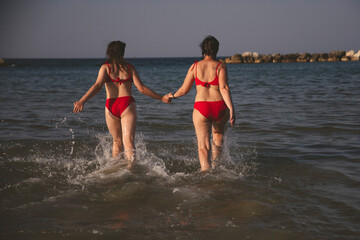 Obraz premium Mother and daughter having fun on the beach.
