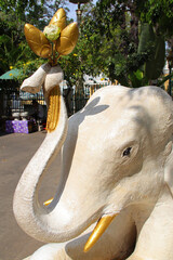 Obraz premium statue of an elephant in a buddhist temple in siem reap in cambodia 