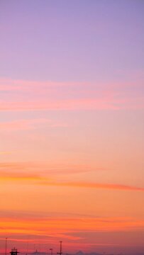 夕焼け空 オレンジと紫のグラデーション背景 9:16 縦動画 ショート対応 余白あり エモいデザイン AI生成素材