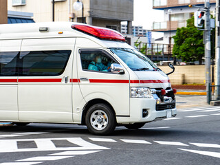 交差点を緊急走行中の救急車 © 洋 奥山