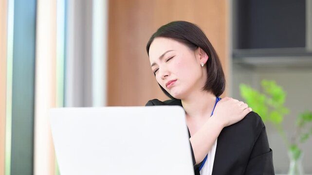デスクワークの仕事で肩凝り(肩コリ)に困る女性のビジネスシーンの動画