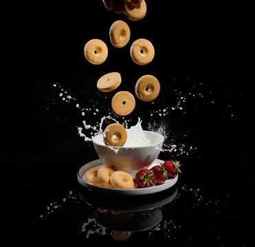 still life fluttuante con effetto splash, biscotti che cadono nella tazza di latte	