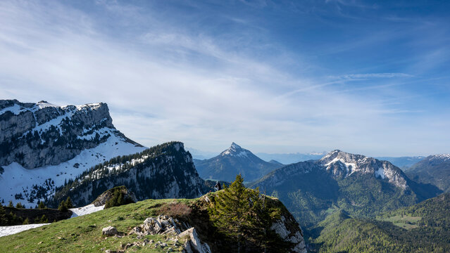 Panorama de montagne dans le massif de la Chartreuse depuis le sommet du mont Petit Som au printemps